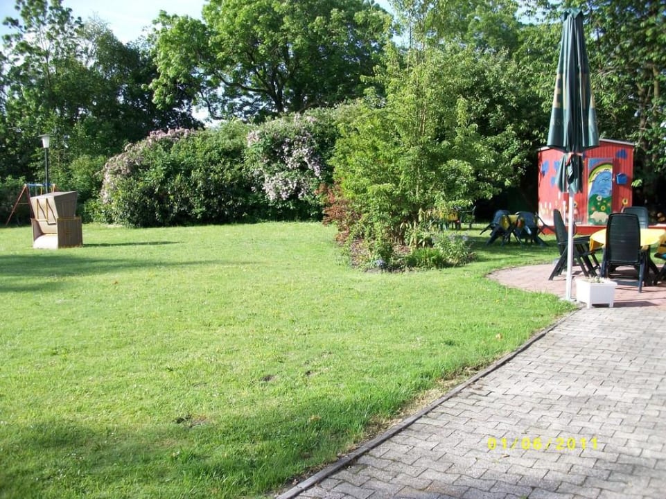 Ein Teil des großen Gartens Hotel Garni Landhaus Uttum