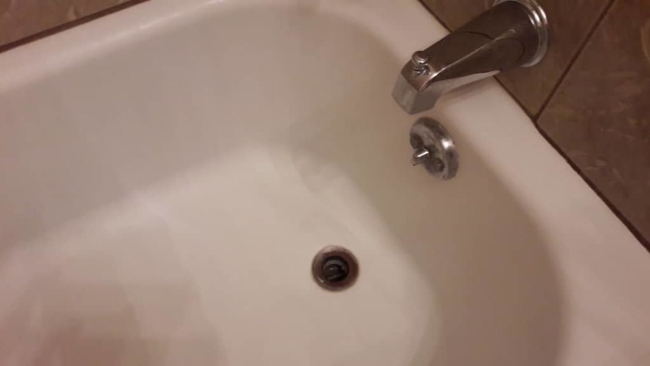 Minusik - zardzewiały odpływ wanny Red Rock Motel