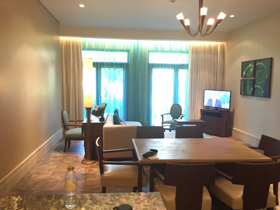 Ess- und Wohnbereich im Appartment Sofitel Dubai The Palm Resort & Spa