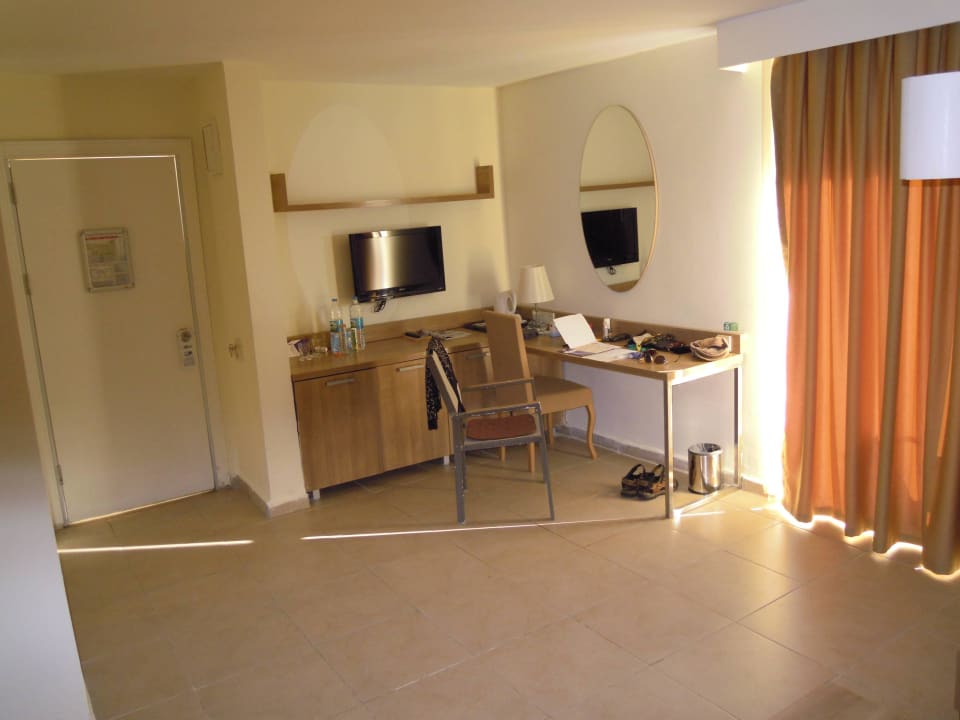 Großes Zimmer, kleiner Fernseher mit 2 deutschen Programmen Dream Family Club