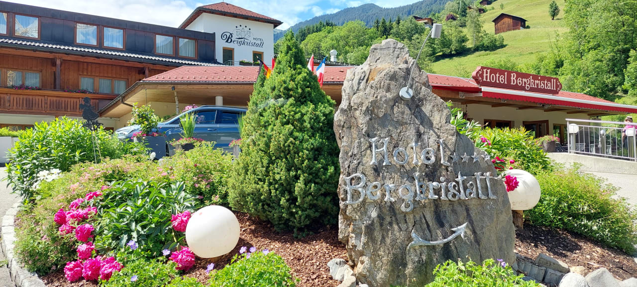 Außenansicht Hotel Bergkristall Montafon