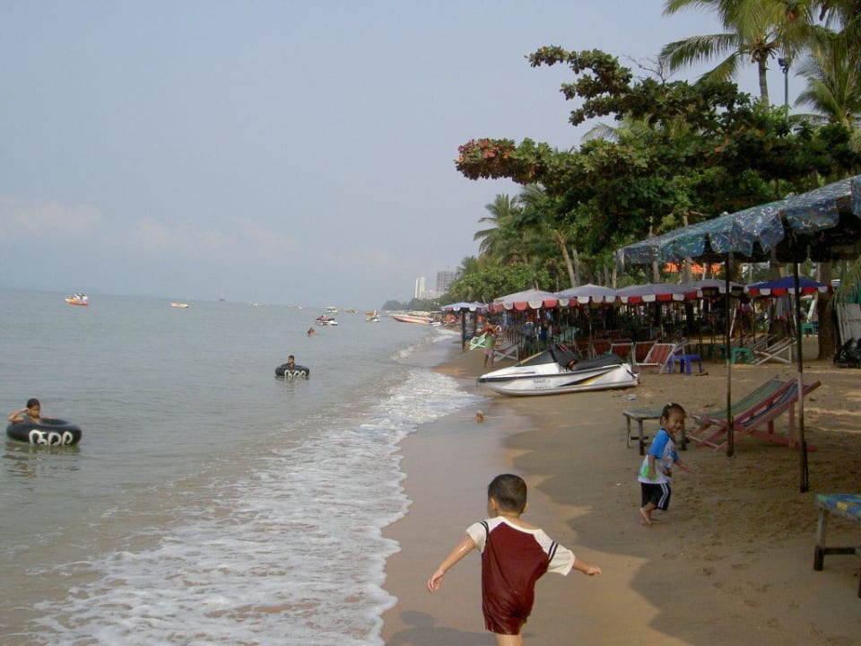 Strand bei Flut Hotel Grand Jomtien Palace
