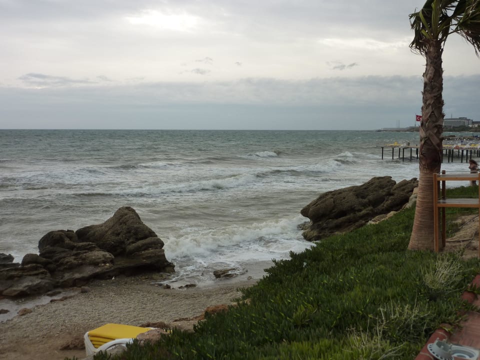 Sehr felsiger Strand Vikingen Infinity Resort & Spa