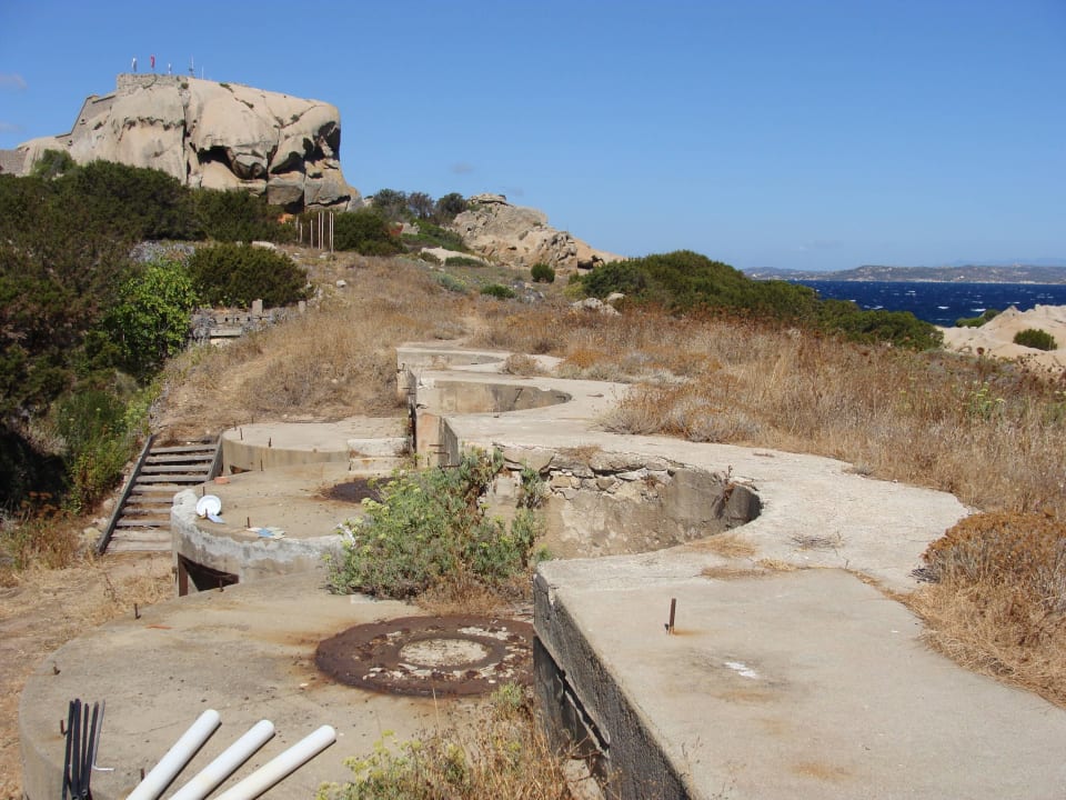 Fundamente einer Geschützbatterie hinter der Bar Hotel Grand Relais dei Nuraghi