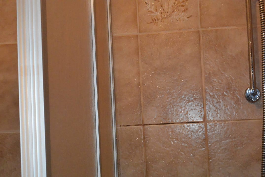 Schimmelspuren in den Fugen Hotel Bergland-Hof