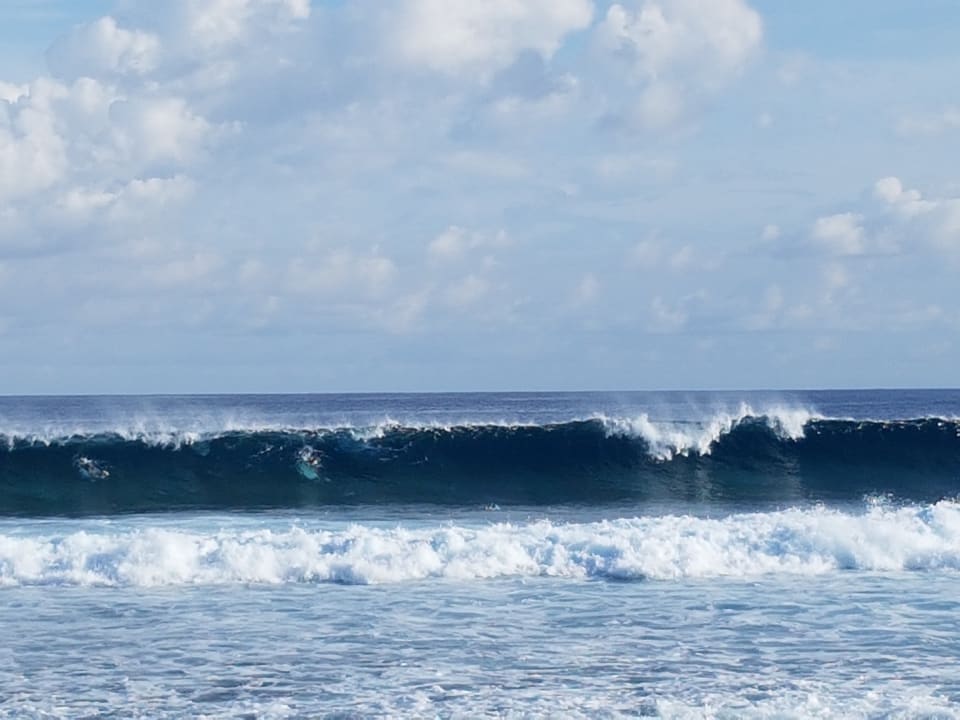 Wellenreiter an der Südküste der Insel.  Adaaran Select Hudhuran Fushi - Premium All Inclusive