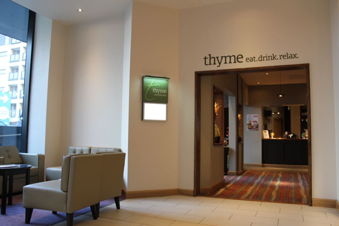 Weg von der kleinen Lobby zum Restaurant Premier Inn Manchester City Piccadilly