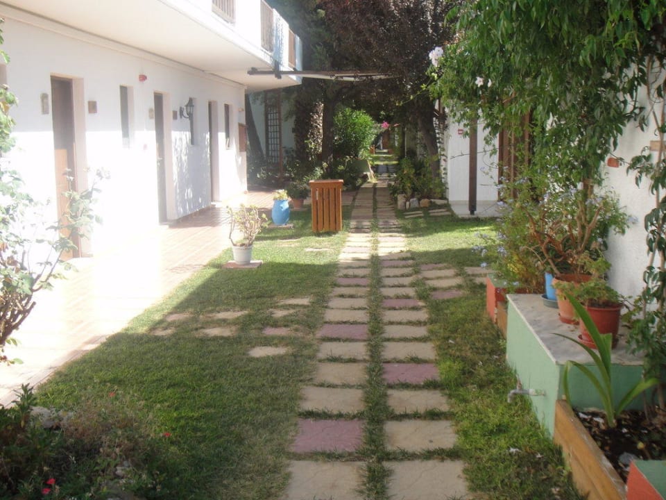 Gartenanlage/Weg zu den Bungalows Gaia Garden Hotel