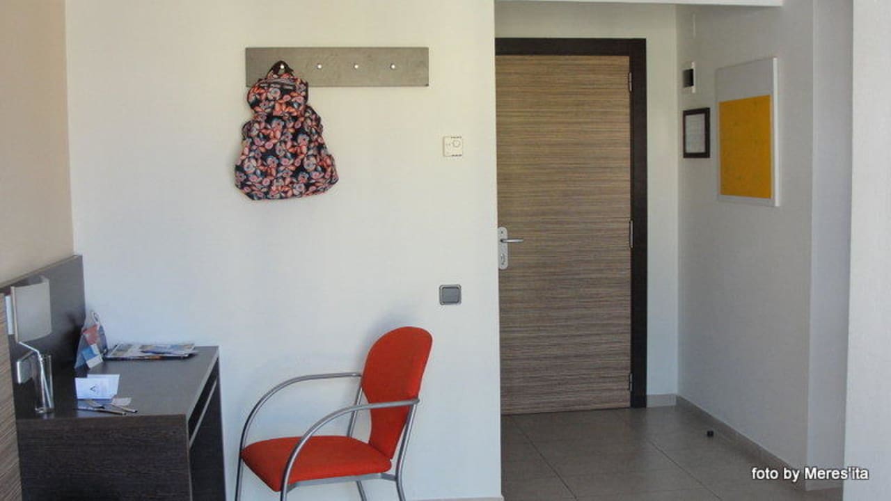 Pokój dzienny z widokiem na przedpokój. AQUA Hotel Bertran Park