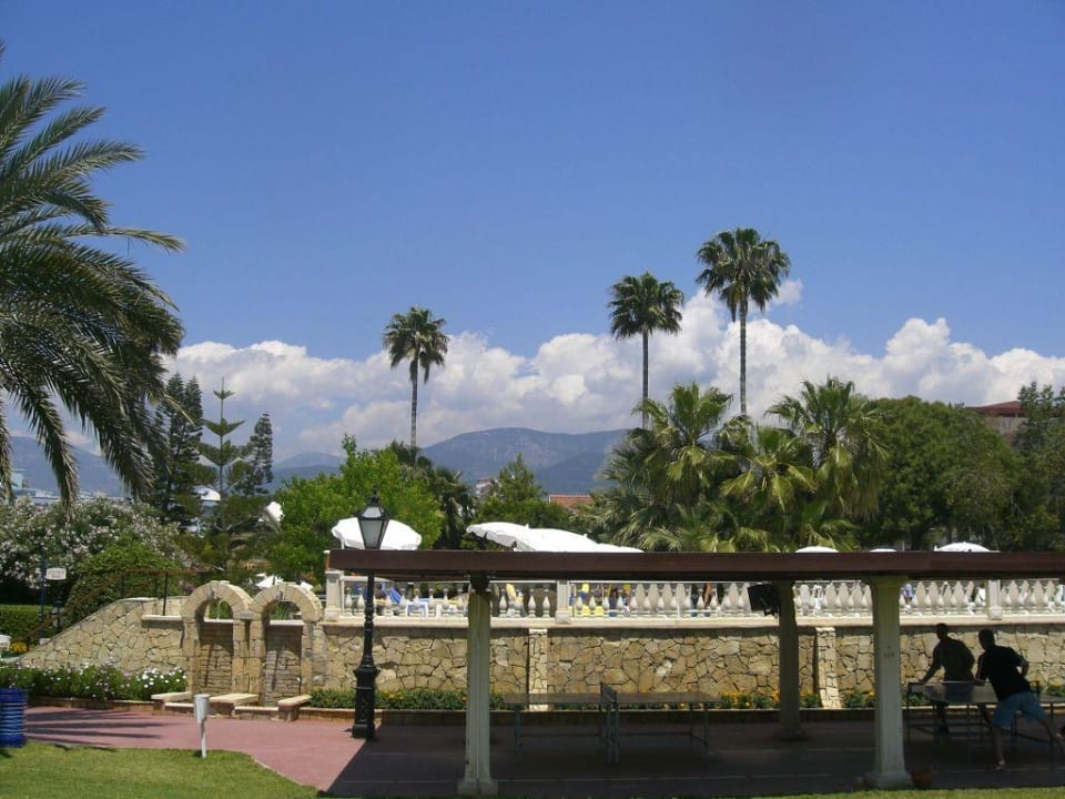 Blick auf Tischtennisplatten und Aktionspool Labranda Alantur Resort