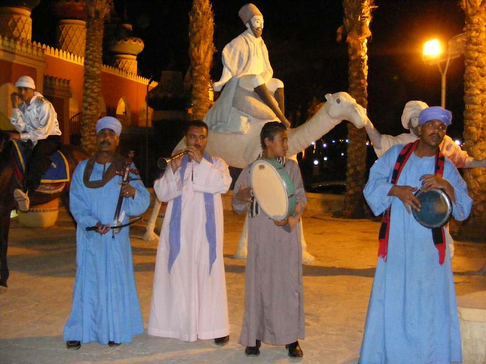 Przed hotelem Pickalbatros Alf Leila Wa Leila Resort - Neverland Hurghada