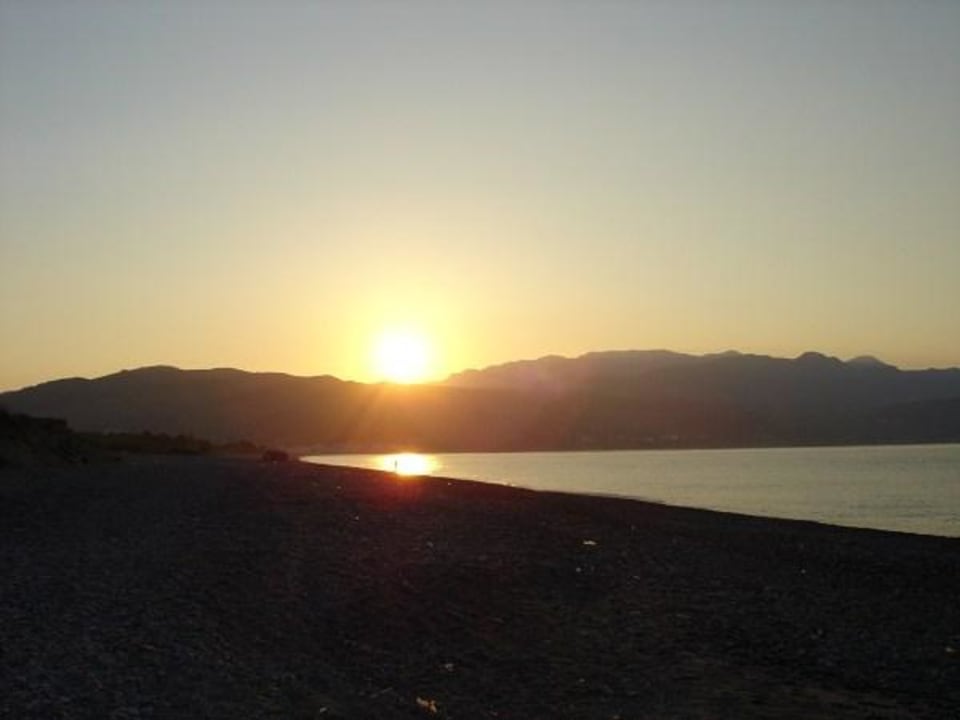 Sonnenuntergang vom Strand aus Selini Suites