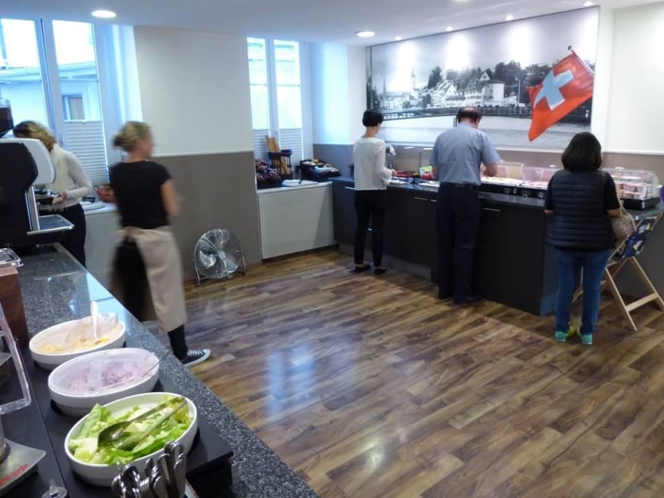 Breakfast buffet Fred Guest House Zürich Hauptbahnhof