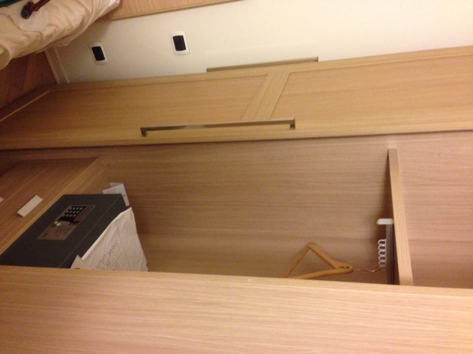 Kleiderschrank direkt neben Bett Lake Garda Resort