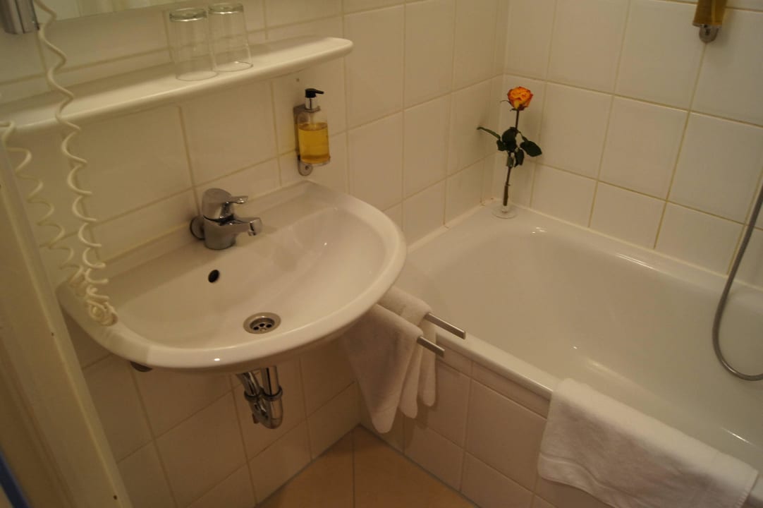 Badezimmer mit Wanne Berlin Plaza Hotel