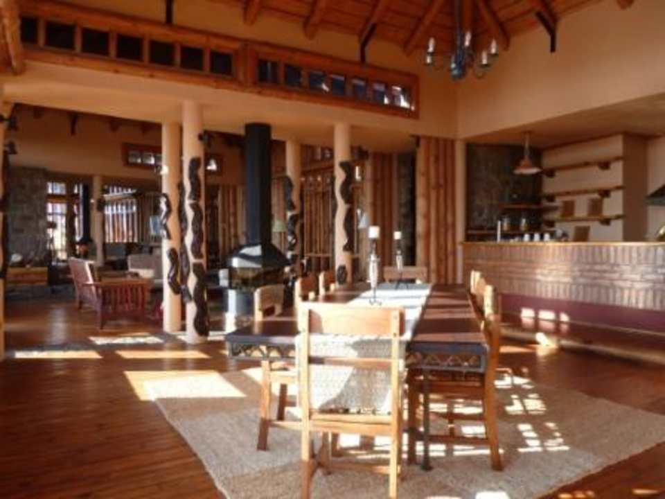 Esstisch, Bar, Eingang Chelinda Lodge