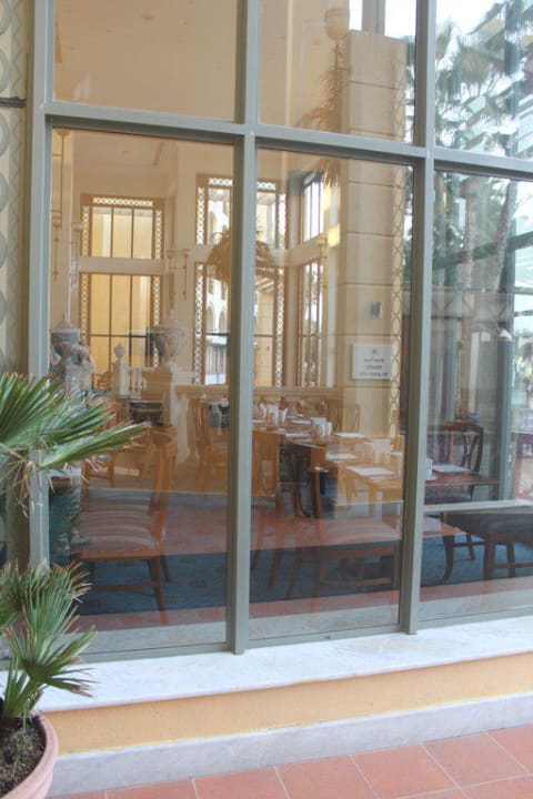 Blick von außen in das Frühstücksrestaurant Hilton Malta