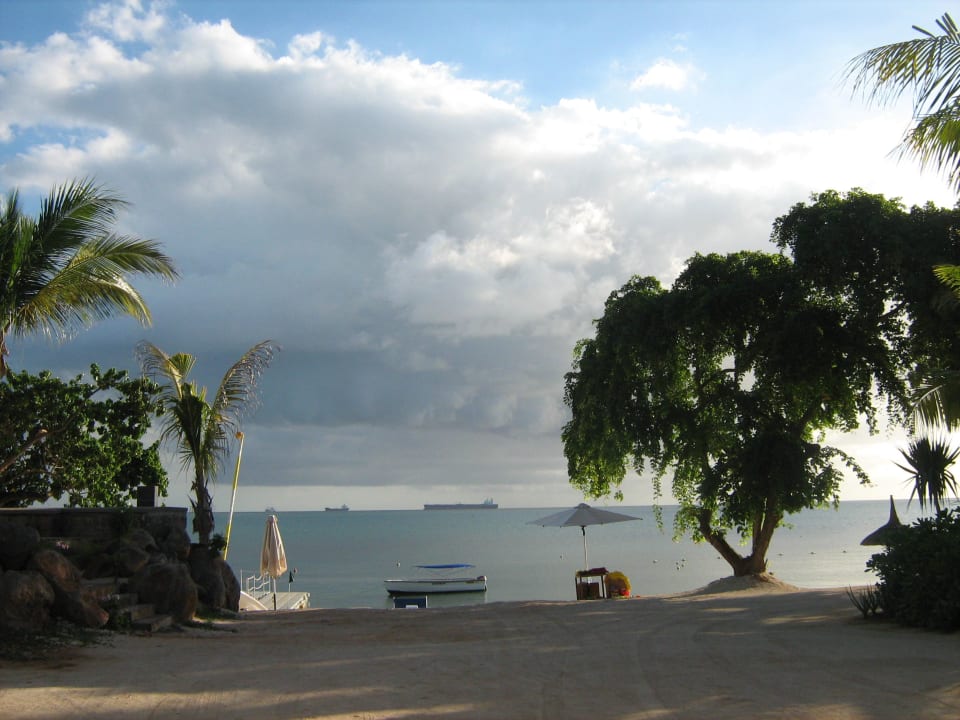 Weg zum Hotel-Strand Le Jadis Beach Resort & Wellness Mauritius