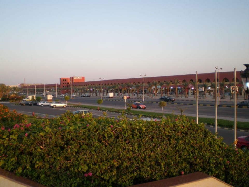 Einkaufsstrasse ausserhalb vom Hotel Pickalbatros Dana Beach Resort - Hurghada