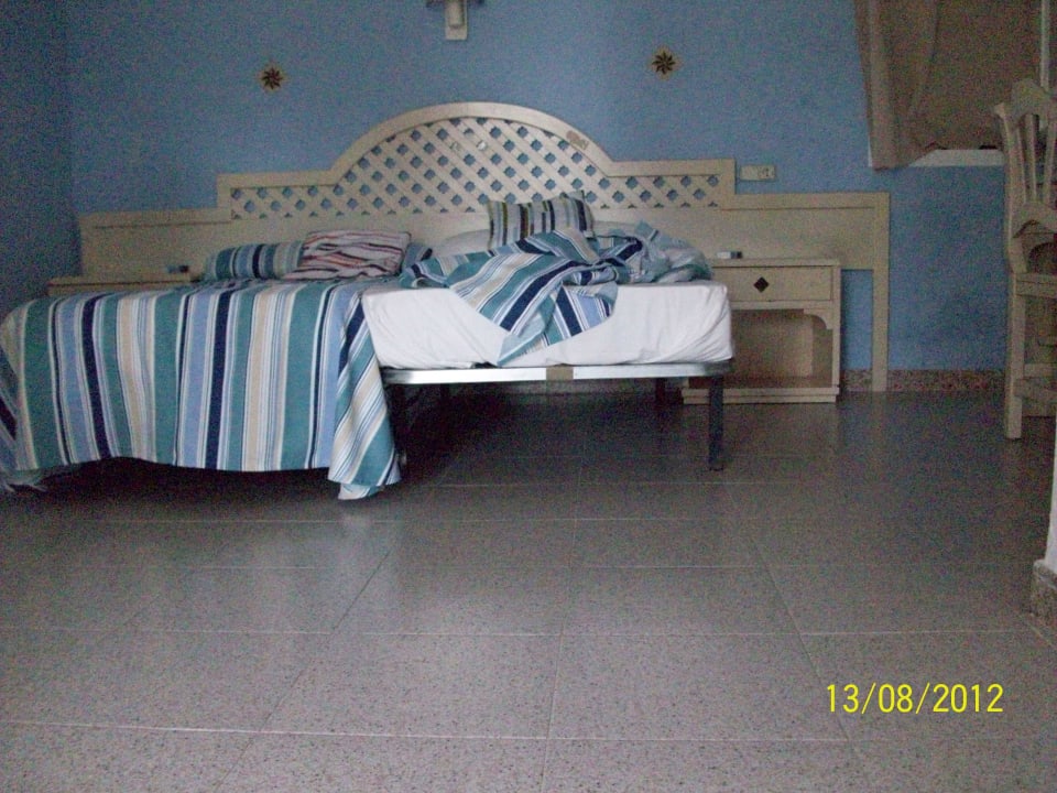 Feldbetten ohne Matratzenschoner und zu klein Sun Club Eldorado