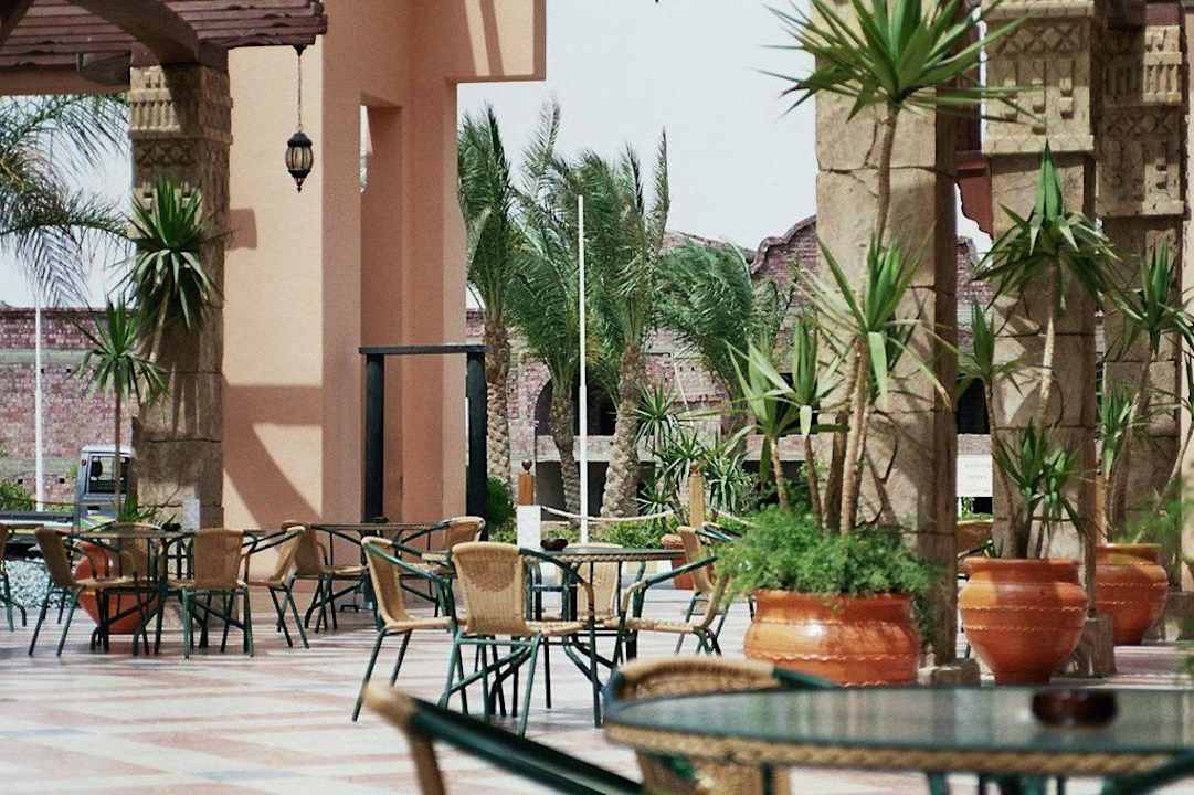 Vor der Rezeption  Charmillion Sea Life Resort