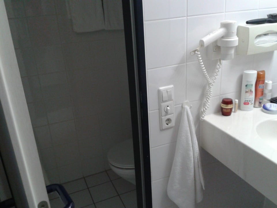 Waschbecken, dahinter Dusche und Toilette Van der Valk Landhotel Spornitz