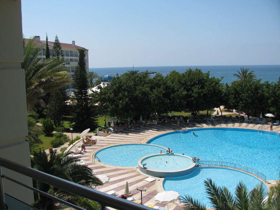 Pool bei Tage Top Hotel