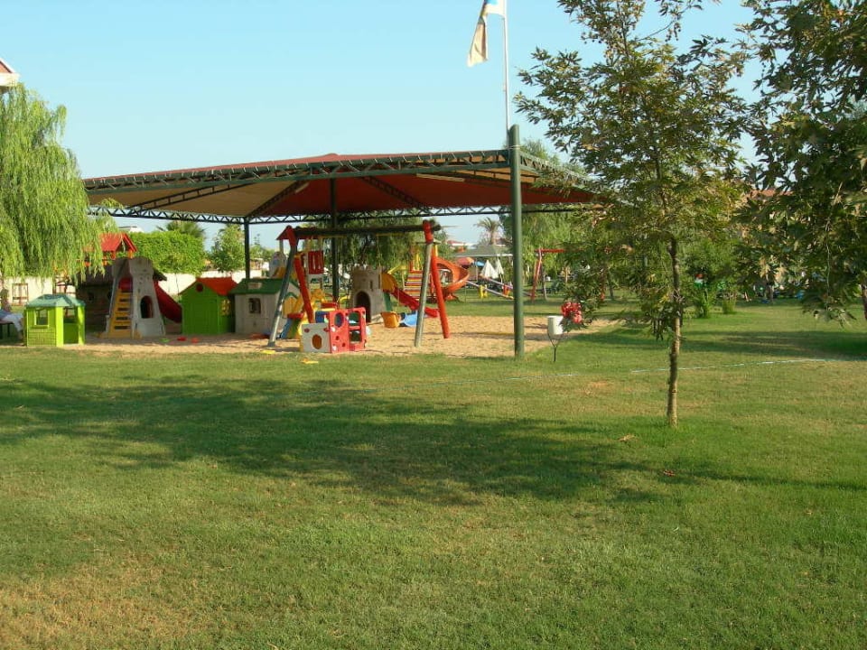 überdachter Spielplatz für die Kleinen Hane Family Resort