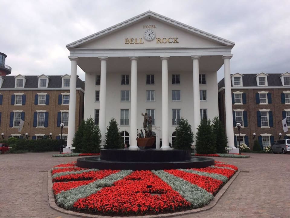 Eingang vom Parkplatz aus Hotel Bell Rock Europa-Park