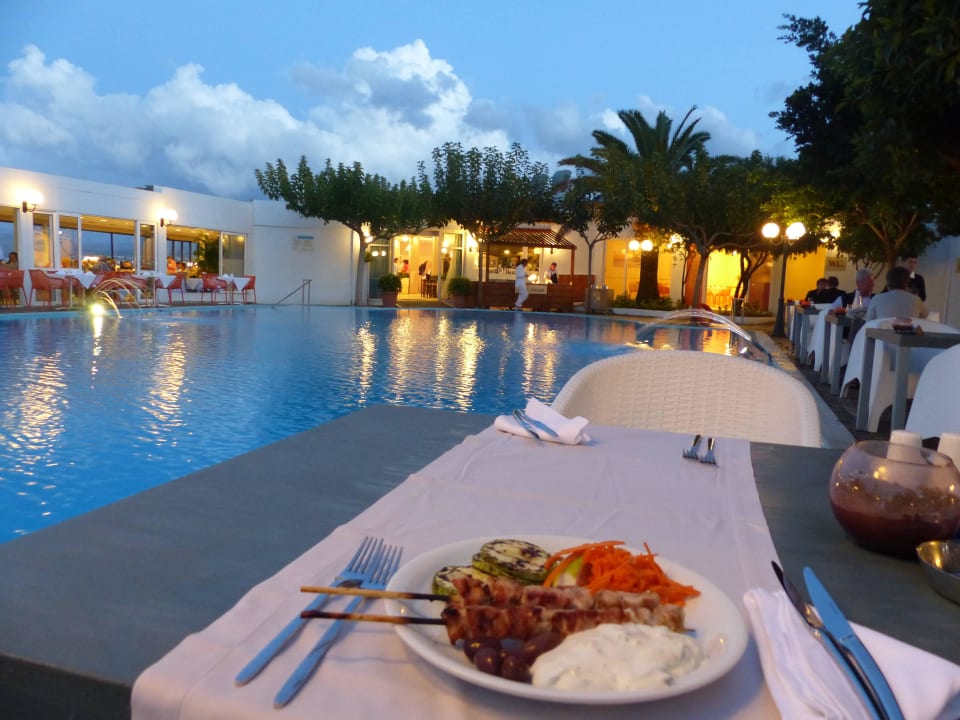 Abendessenatmoshäre um den Pool Hotel Corissia Princess