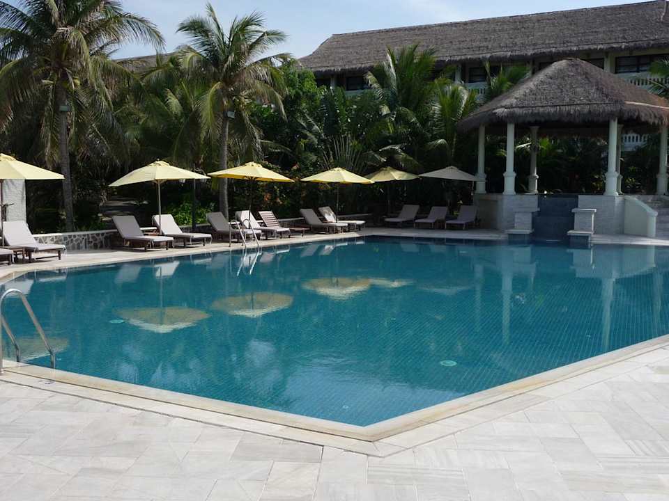 Großer gepflegter Pool mit separatem Whirlpool Allezboo Beach Resort & Spa