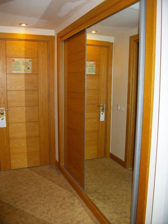 Kleiderschrank Saturn Palace Resort Hotel