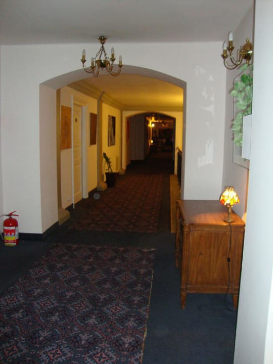 Der Flur zum Zimmer Paszkowka Palace