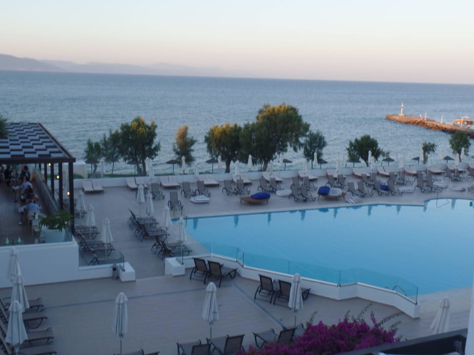 Blick zum Pool und Strand TUI BLUE Oceanis Beach and Spa Resort