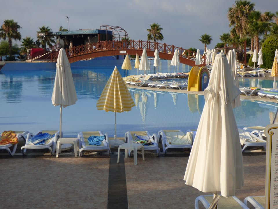 Reservierte Liegen frühmorgens Oz Hotels Incekum Beach