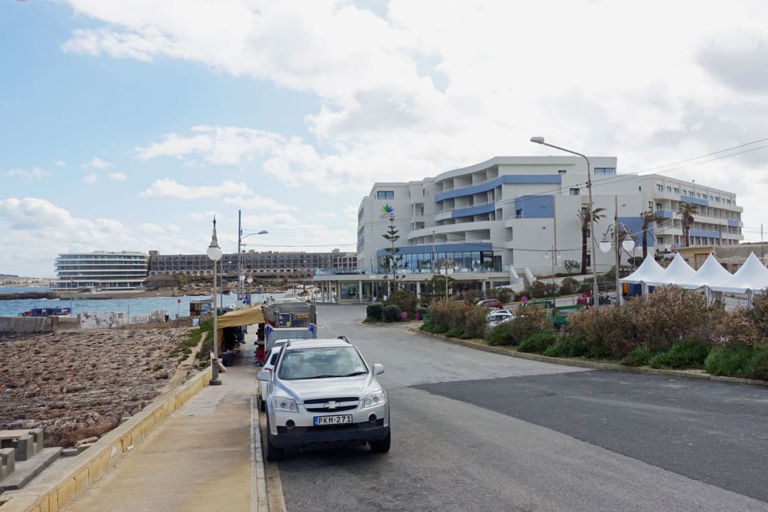 Außenansicht des Hotels von der Zufahrtsstraße her Riviera Spa Resort - Adults Only