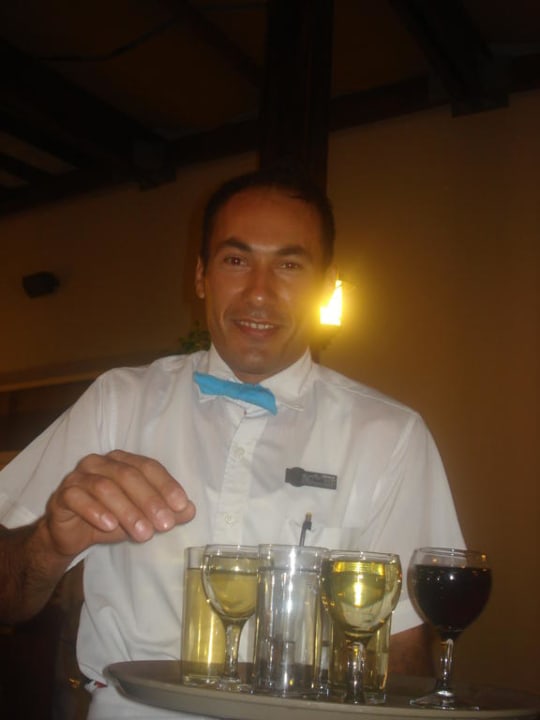 Der fleißige Kellner Tahir Seaden Sea World Resort & Spa