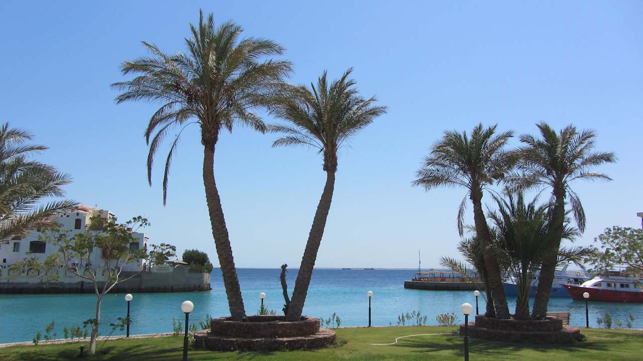 Ausblick zum Hafen und zum Strand mit dem Riff Arabella Azur Resort