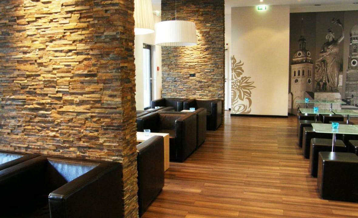 Rezeptionsbereich mit gratis WLAN Motel One München-East Side