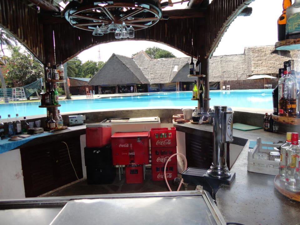 Blick von der Poolbar auf Bar und Restaurant Reef Hotel Mombasa