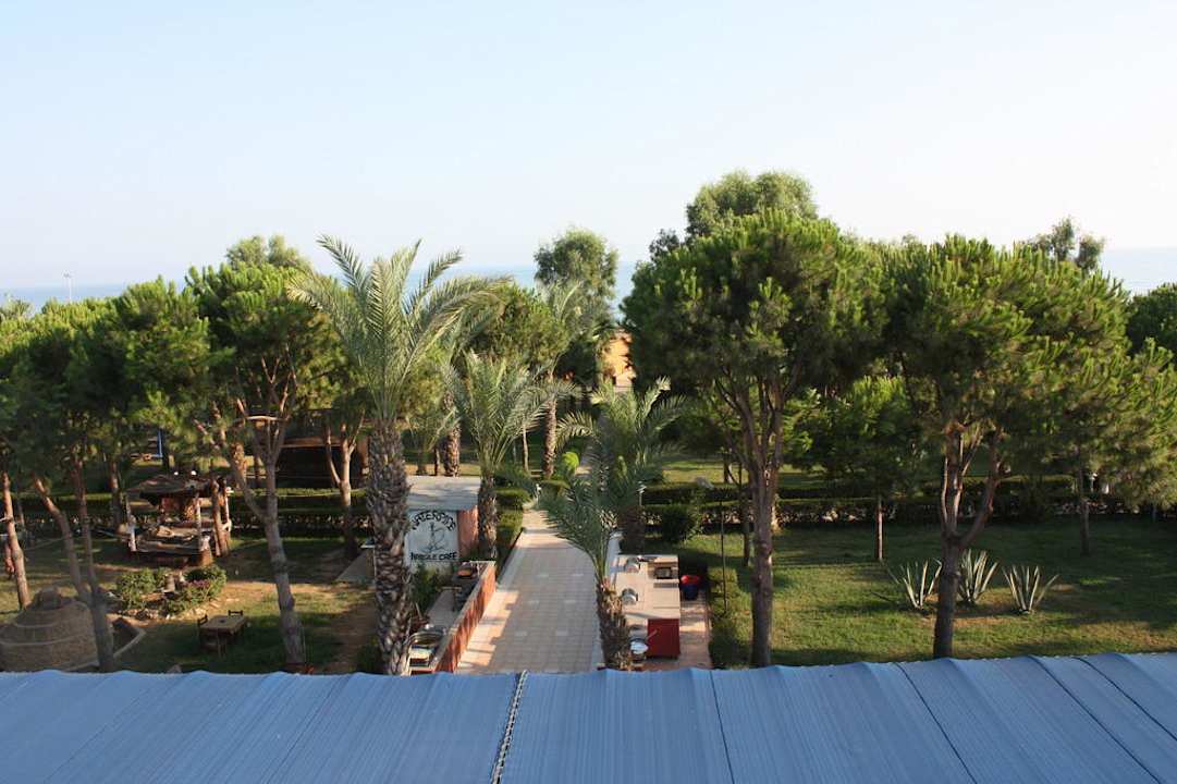 Von der Dachterrasse Club Turtas Beach Hotel