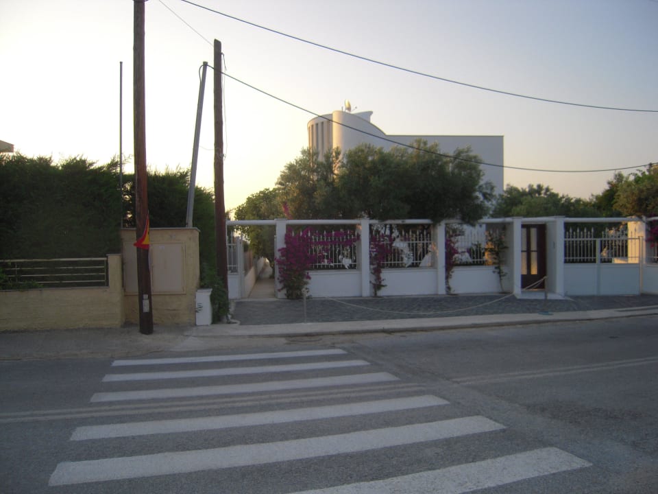 Weg zum Strand Salonikiou Beach Deluxe Apartments