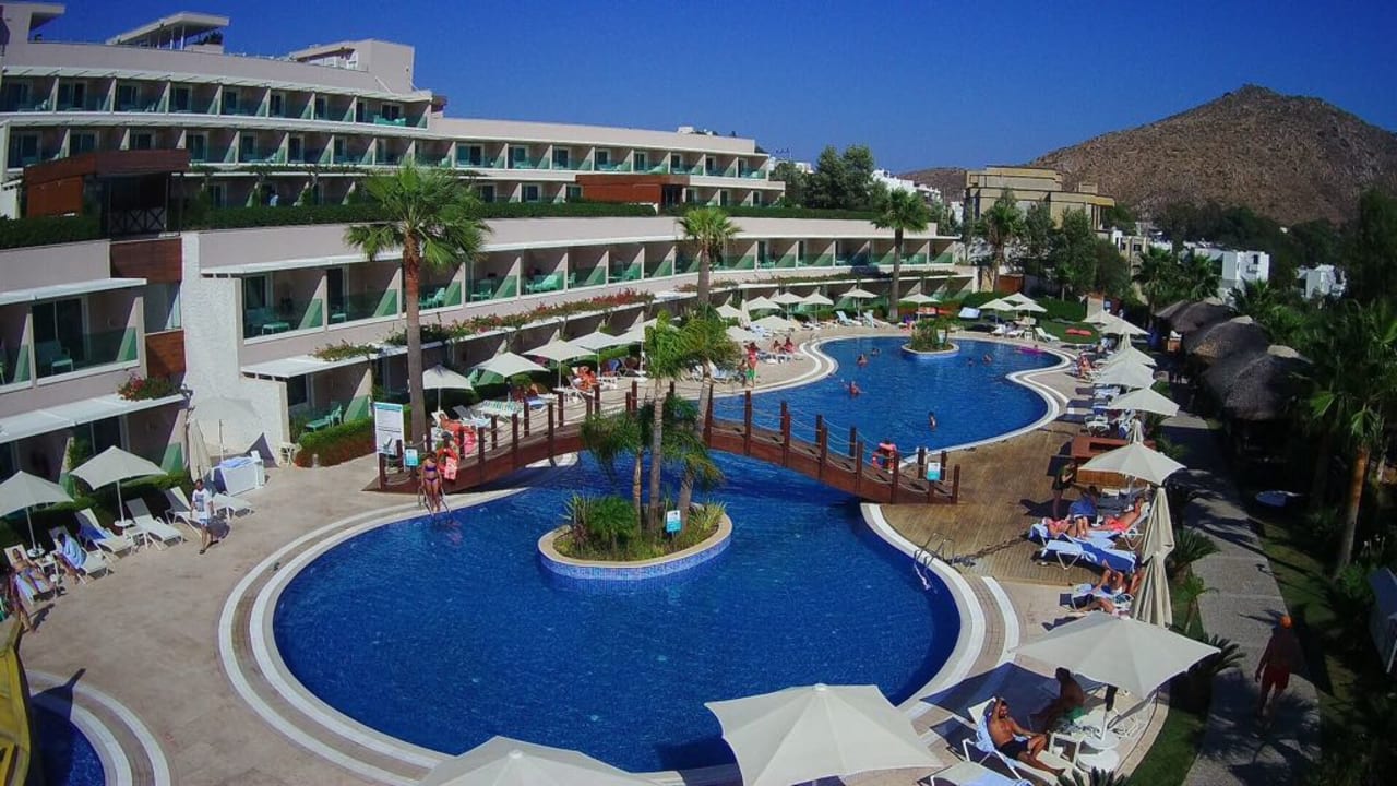 Pool Bellazure Hotel