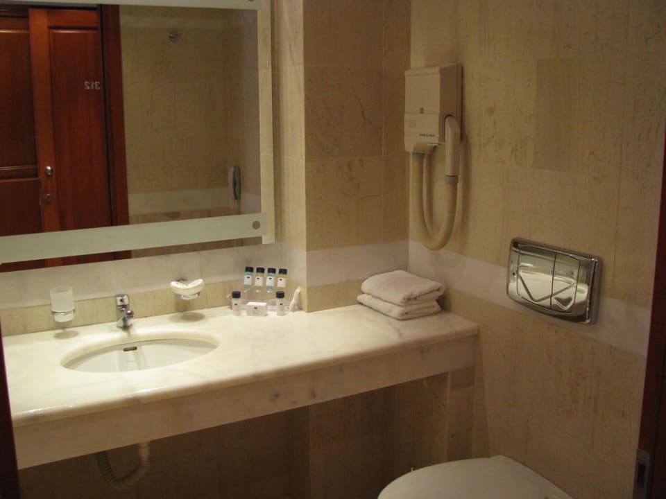 Łazienka - wyremontowane pokoje w budynku głównym Hotel Serita Beach