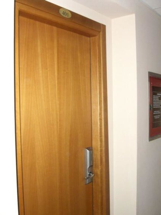 Входная дверь в номер Hotel Frank