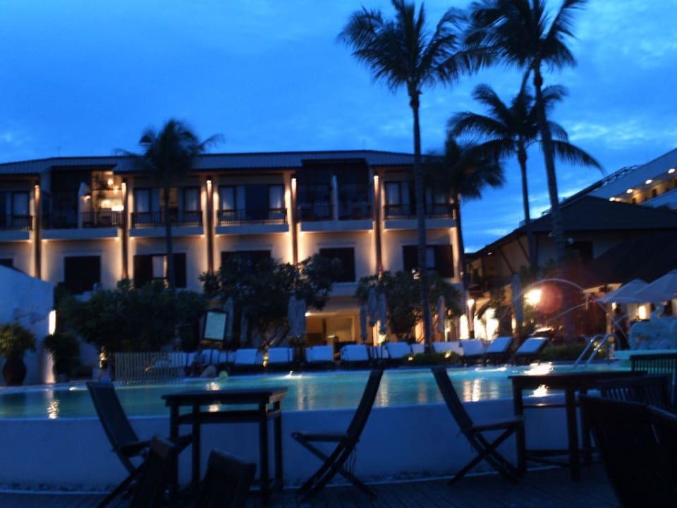 Und abends mit Beleuchtung Iyara Beach Hotel