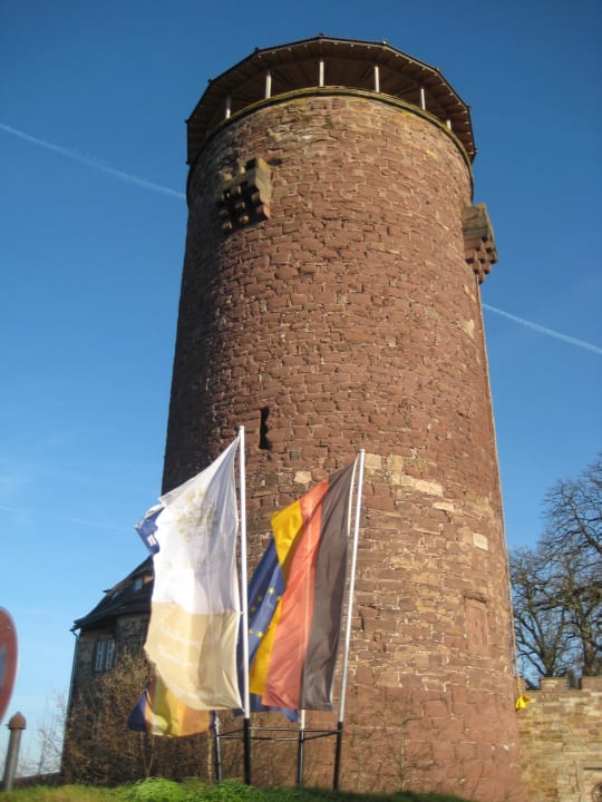 Auf der Parkanlage - Ausblick zum Rapunzelturm Burghotel Trendelburg
