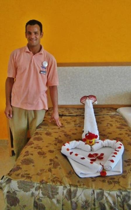 Karem & eines seiner Kunstwerke Hotel Gorgonia Beach Resort