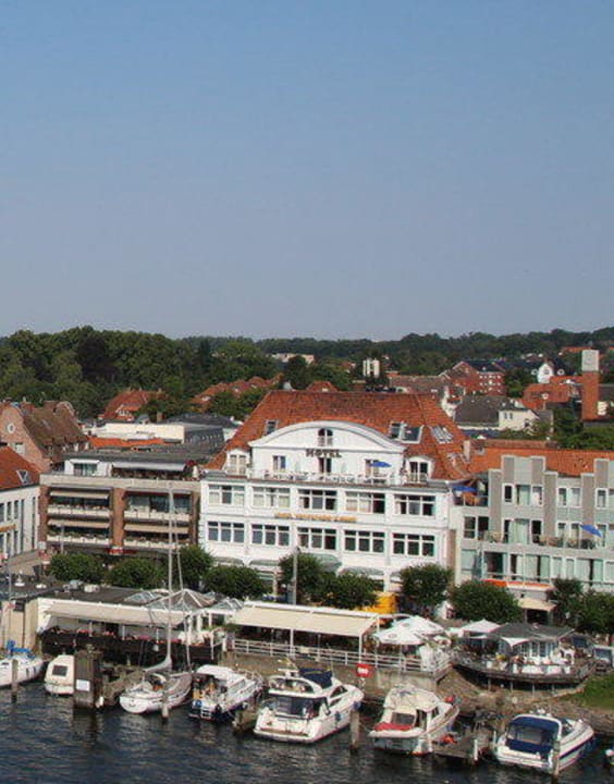 Vorderansicht, Blick von der Trave Hotel Deutscher Kaiser
