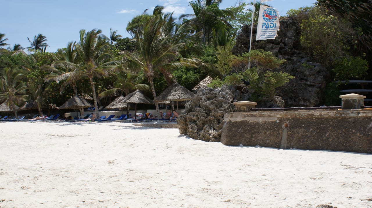 Strand links Leopard Beach Resort & Spa